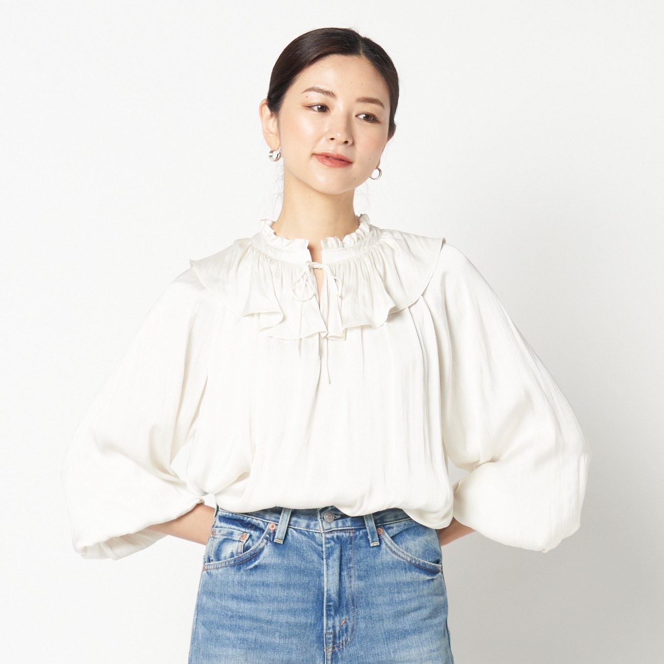 SATIN RUFFLES BLOUSE 詳細画像 アイボリー 4